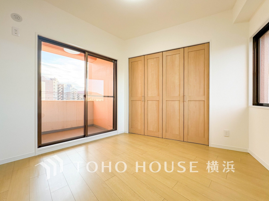 バルコニーに面した明るい洋室。穏やかな陽射しが、ゆったりとした寛ぎの時間を包みます。
