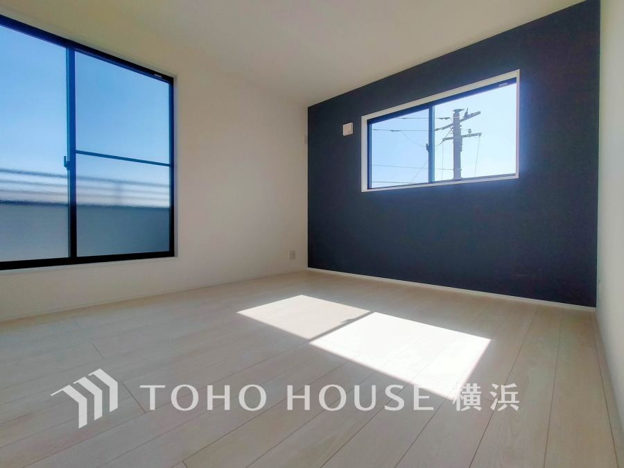 晴天の輝きと共に差し込む暖かな陽射しを愉しむことのできる空間。時には雨音が刻むリズムとハーモニーに耳を澄まし、煌く星空を眺める、そんな日常がここにあります。