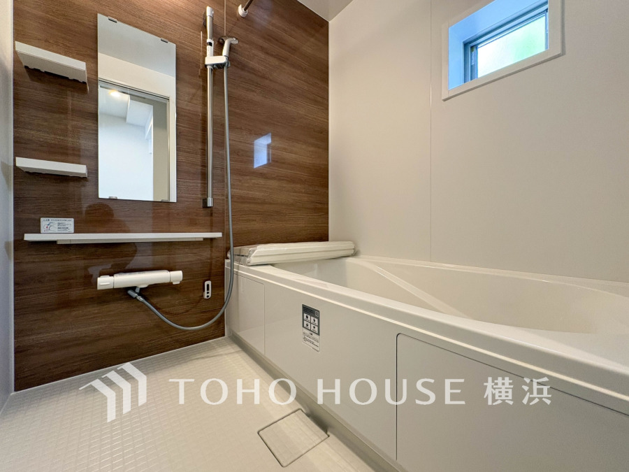 心地よいリラックスを叶える清潔感溢れる美しい空間。快適で機能的なバスルームです。
