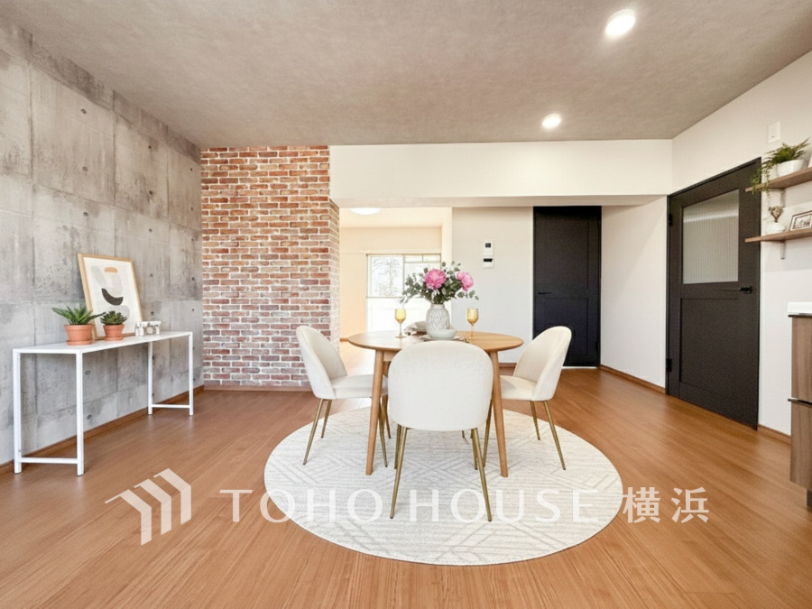 ここにはみんなが集い、食事と楽しい会話が始まる。話に夢中になりすぎて、ついつい時を忘れてしまう。そんな束の間の幸せを感じさせてくれる場所。（装飾品はAI加工です）