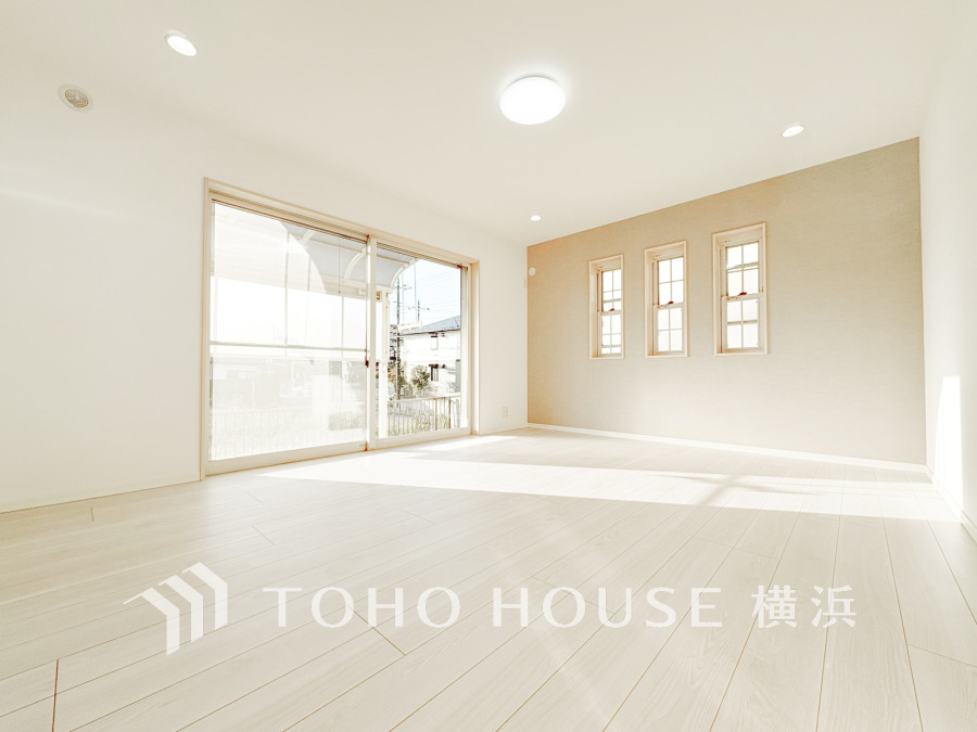 自然光がたっぷり差し込む明るいリビング。ナチュラルカラーで統一された温かみのある空間です。