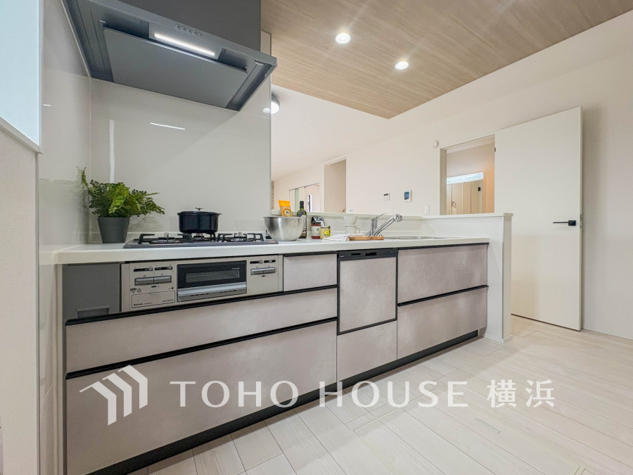 スタイリッシュな対面キッチンを採用。リビングにいるご家族との会話を楽しみながらお料理ができます。
