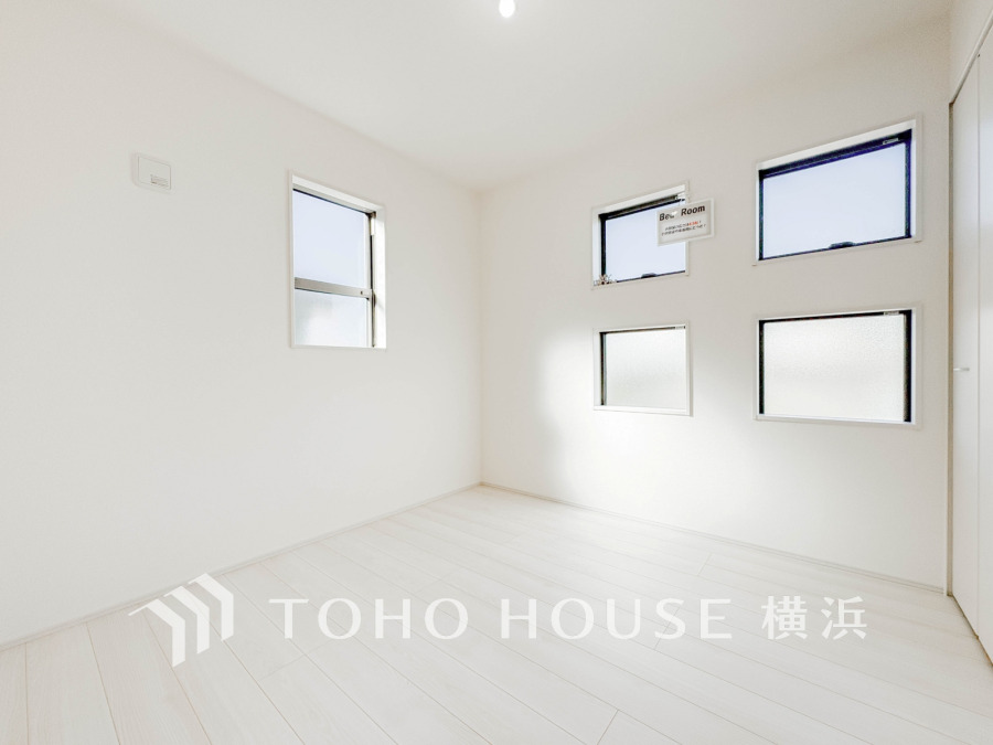 穏やかな風と陽光を導き、プライバシーに配慮された設計プランを採用し、居住性を一段と心地よいものにしています。明るく開放的な空間を演出しております。