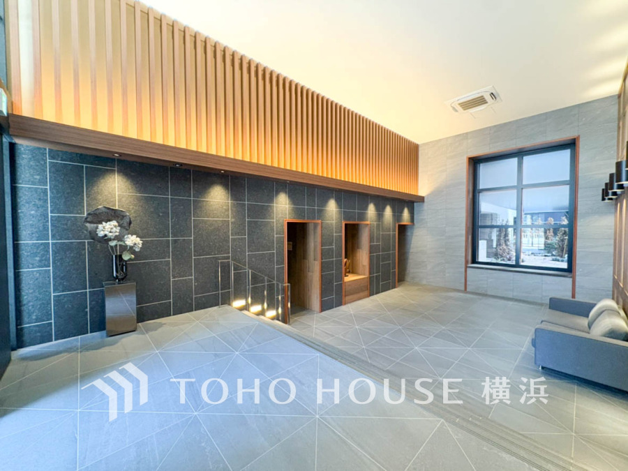 エントランスは毎日の行き帰りで使う大事な空間です。明るい基調で華やかなデザインなので、毎日も気持ちよく、またご友人なども素敵に迎え入れられます。