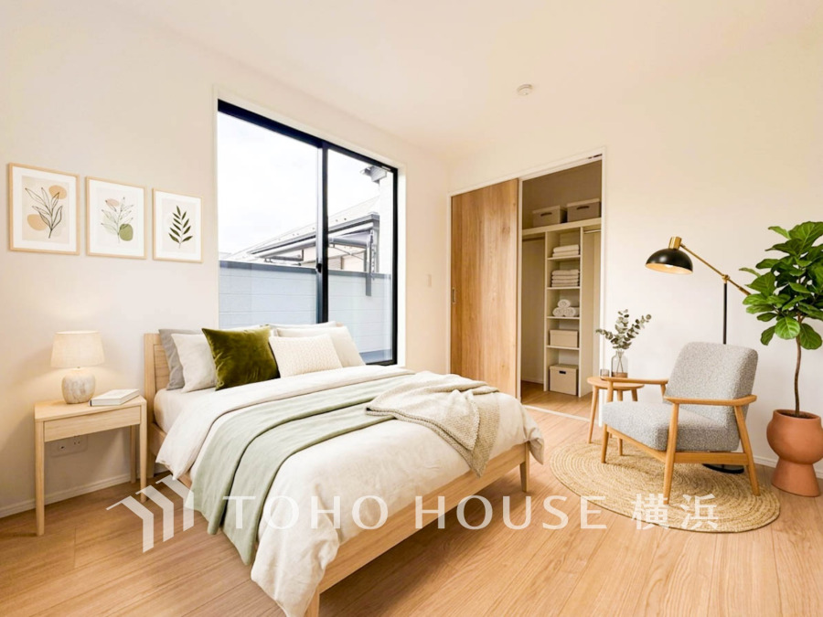 光がたっぷり入る明るい寝室。収納も充実し、リラックスできる落ち着いた空間です。（装飾品はAI加工です）