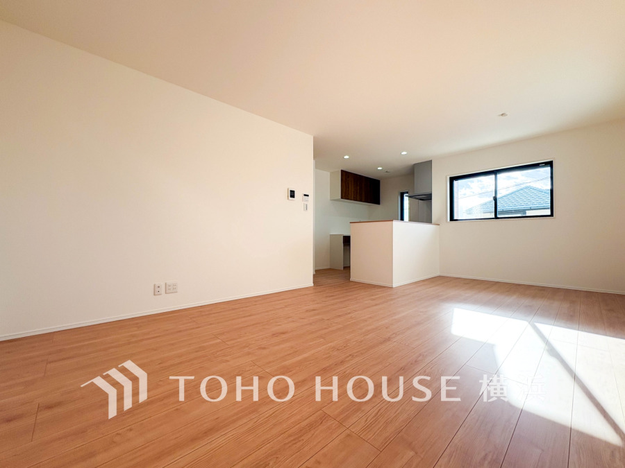 柔らかな光が広がり、デザインされた美しい内装が織り成す家族の集う場所。楽しい会話やさまざまな時が織りなすご家族の時間が丁寧に紡がれていく大切な空間。