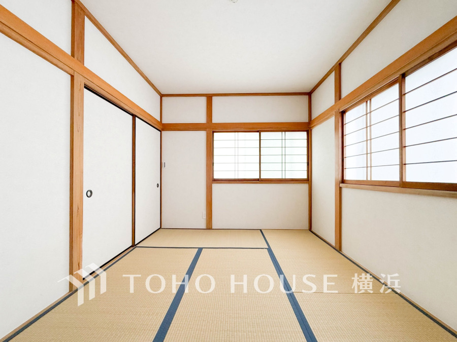 足を伸ばして寛げる和室は2部屋完備。たっぷりと収納できる押し入れ付きの6帖の空間です。