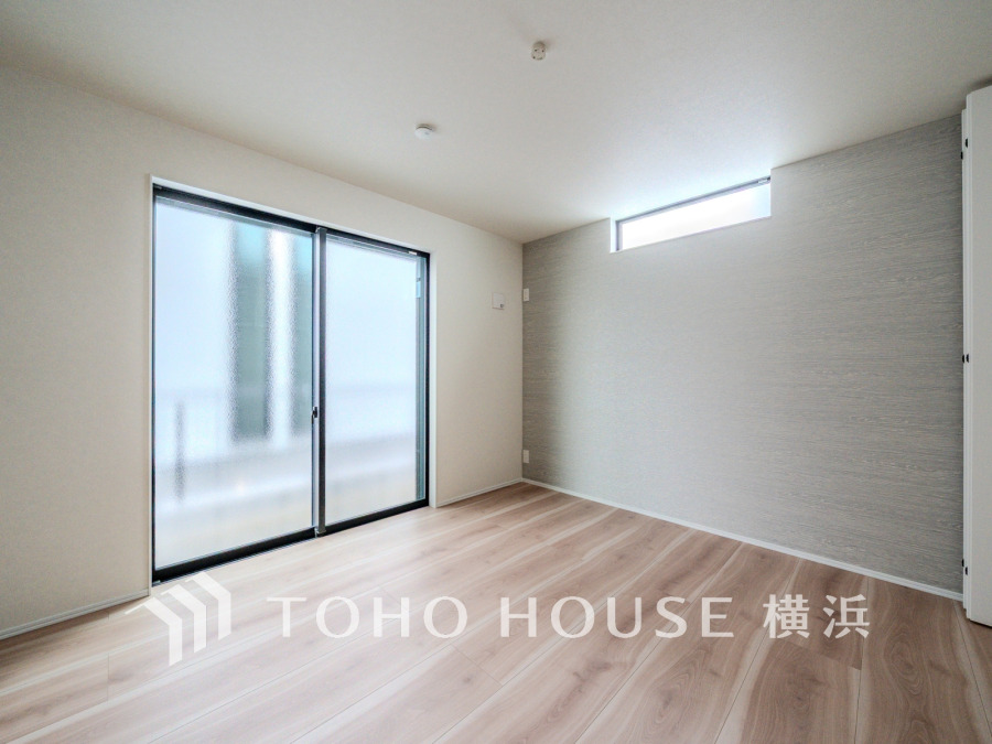 大きな窓から光を取り込む7.6帖の洋空間は大容量のクローゼットを完備。