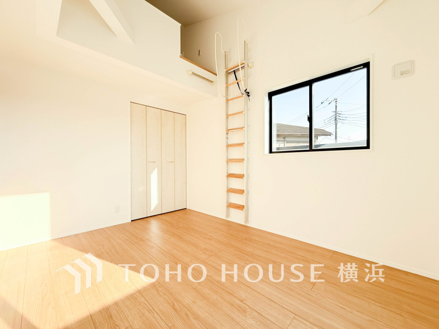 明るい光が差し込む、収納付きのシンプルな洋室。ロフトへのはしごもあり、空間を有効活用できます。