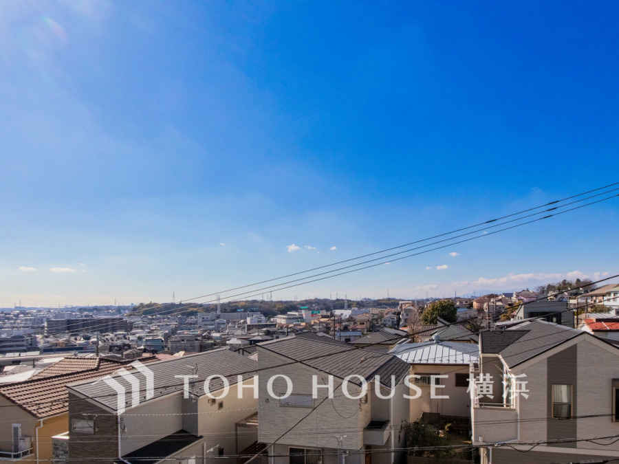 陽射しとともに、少しずつ装いを変える街の景観から、星空が地上に映りこむかのような夜景の煌きまで、この街ならではの美しい風景。