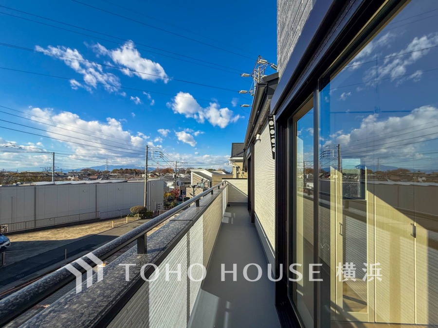 広々としたバルコニーは開放感あふれ、爽やかな風と明るい陽光をたっぷり取り込める快適空間です。