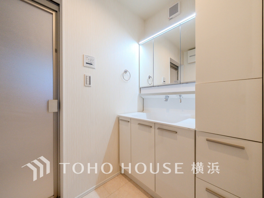 一日の始まりと終わりを心地よく演出し、多彩な機能が備えられたパウダールーム。心地よいリフレッシュ空間。清潔感ある洗面台は、身だしなみチェックや肌のお手入れに。