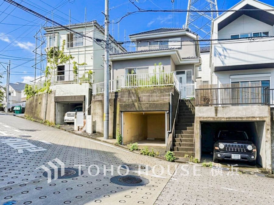 ふりそそぐ陽射しと開放的な空間形成。青空を背景に更なる美しさを醸す佇まい。暖かな陽光と爽やかな風がハーモニーを奏でる上質な空間を愉しむ暮らしがここにある。