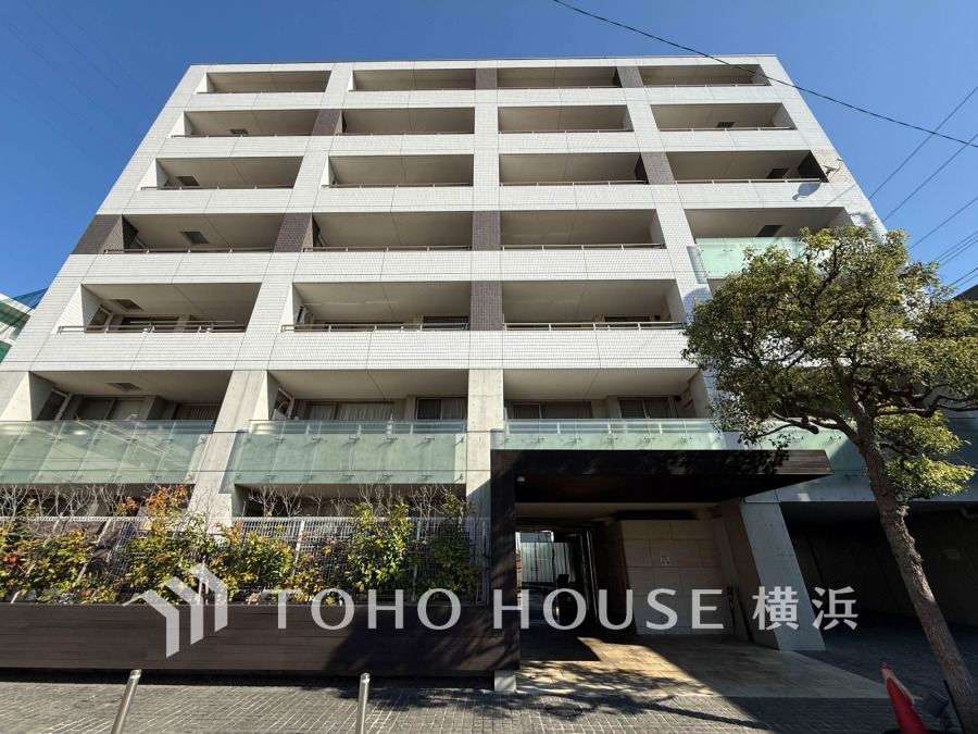 スタイリッシュなデザインの分譲マンション。日当たり良好で快適な都市生活を実現します。