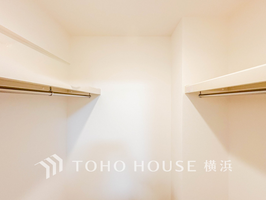 ウォークインクローゼットを完備。お子様のおもちゃやゴルフバックなど、大きなお荷物をお持ちの方や、季節物の家電製品やキャリーバック、お荷物が多い方でも安心のスペースです。
