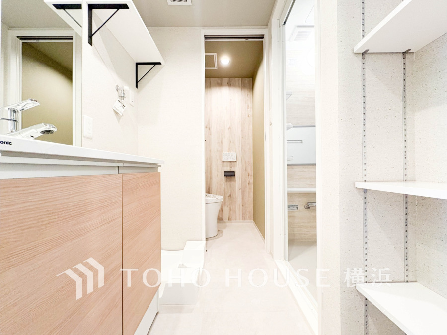 ご家族の1日が始まり、1日の終わりを締めくくる洗面空間。洗濯機を配置しても十分なスペースを確保した設計となっております。