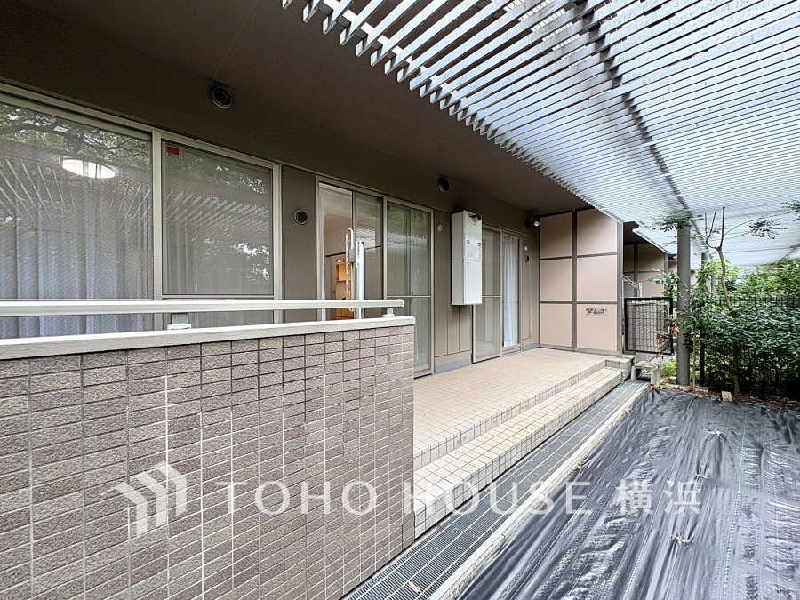 戸建感覚で愉しむテラスと専用庭。小さなお子様の安全な遊び場としてや、プランターを並べてガーデニングなど♪使い方は多種多様。