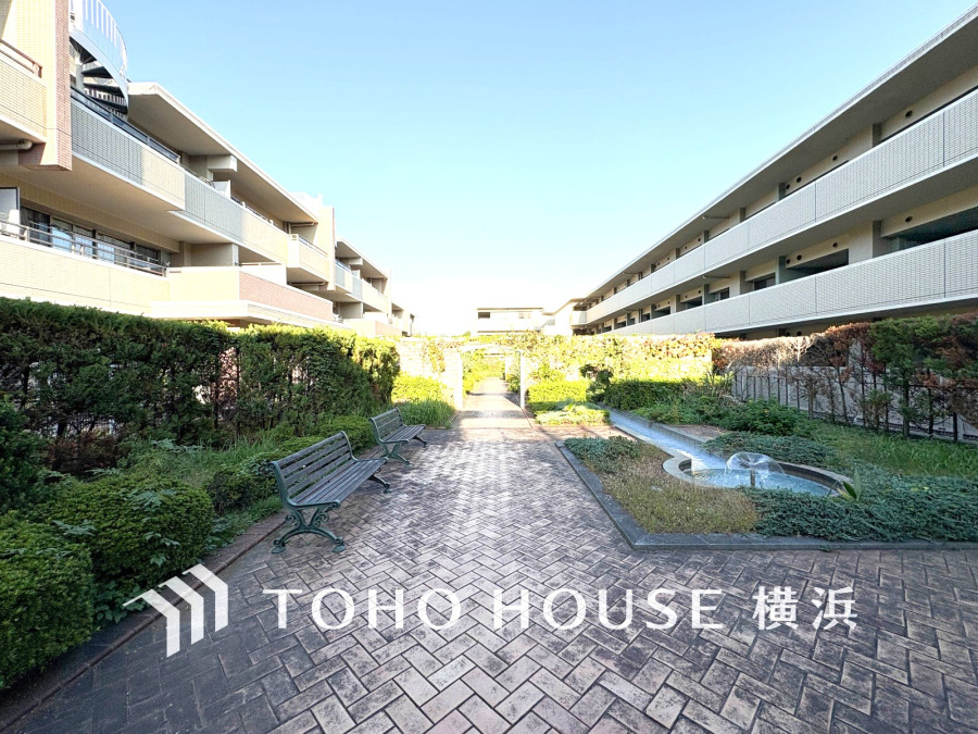 毎日の暮らしの中に癒しを与えてくれるお庭スペース。小さなお子様の遊び場にもちょうど良い空間です。ガーデニングで色とりどりの草花を綺麗に飾ればより一層華やかな空間になります。