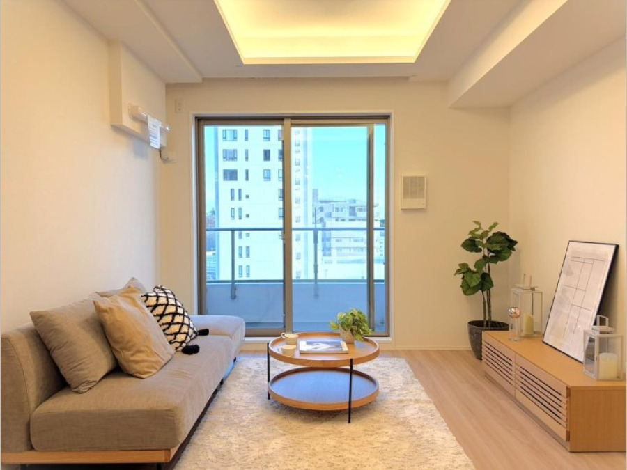 和やかで洗練された空間の演出。寛ぎとコミュニケーションを育む居心地のよい場所。やわらかな陽射しが降り注ぎ、室内に開放感と爽快感をもたらします。