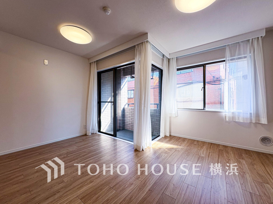 広く取られた窓から豊かな陽光が注ぎ込む明るく開放的な空間。
