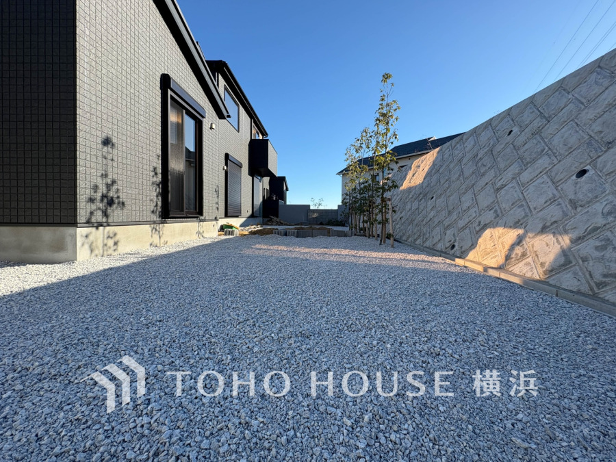 陽当りの良いゆったりしたお庭。アウトリビングとしてもお楽しみ頂けます。休日にはテーブルを出してティータイムを楽しんでみたりも素敵ですね。