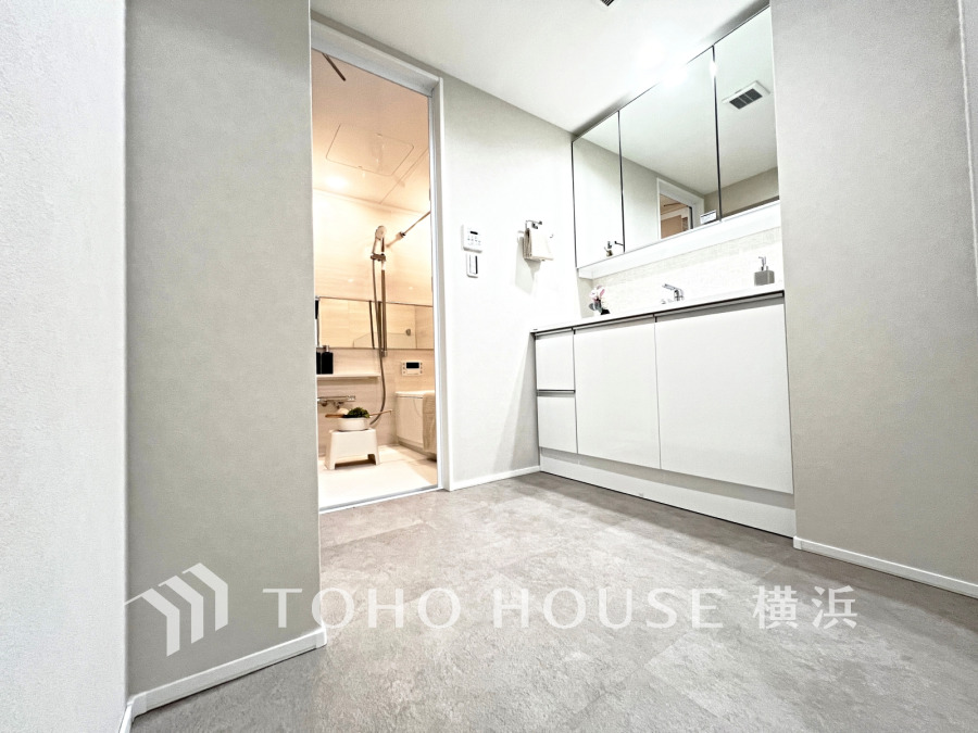 清潔感あふれる白を基調とした洗面室。広々とした空間で使いやすさと快適さを追求しています。