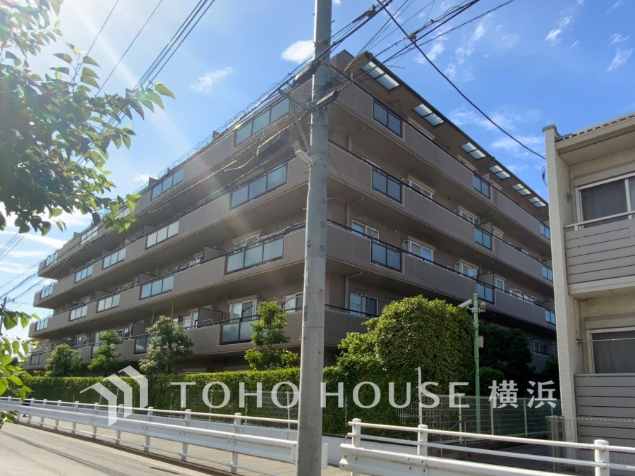 日当たり良好な角地に建つ、スタイリッシュなデザインの5階建てマンション。緑豊かな環境が魅力です。