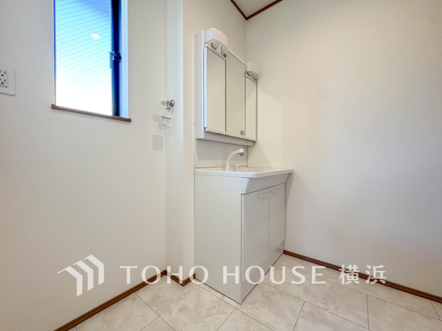 十分な大きさの洗面台は収納もさる事ながら、身だしなみチェックや歯磨きなど、朝の慌ただしい時間でもホテルライクなスペースで余裕とゆとりを感じて頂けます。