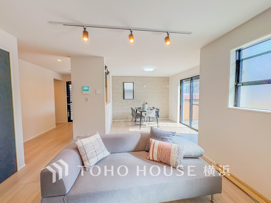 広々としたリビングダイニングは、シックでモダンな内装。落ち着いた雰囲気に包まれて、伸びやかな空間の中で、ゆったりと家族団らんのひとときを過ごせます。