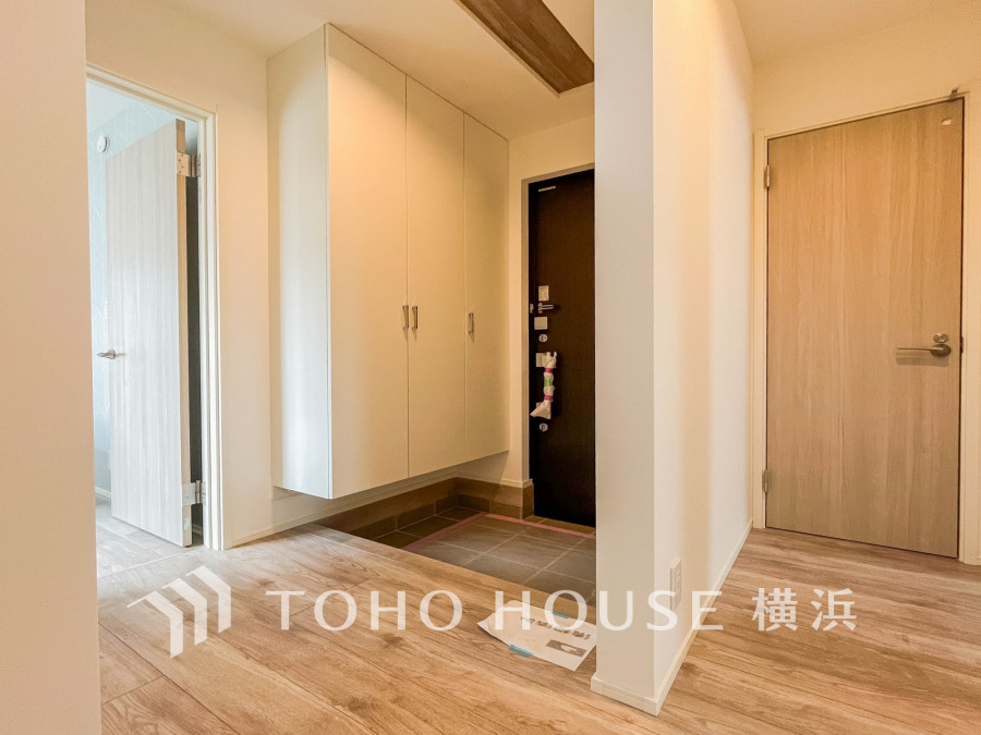 上質感漂う玄関と廊下。居住者の帰り、訪れる方を優しく迎える・安らぎに満ちた生活空間を予感させる。健やかな暮らしを楽しめそう