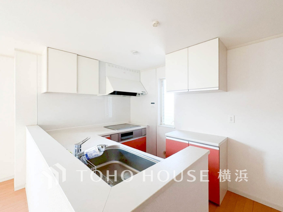 スタイリッシュな対面キッチンを採用。リビングが見渡せるので、お子様を安心して遊ばせながら家事ができ、リビング学習をするお子様にも声がかけやすい自然な距離感。 