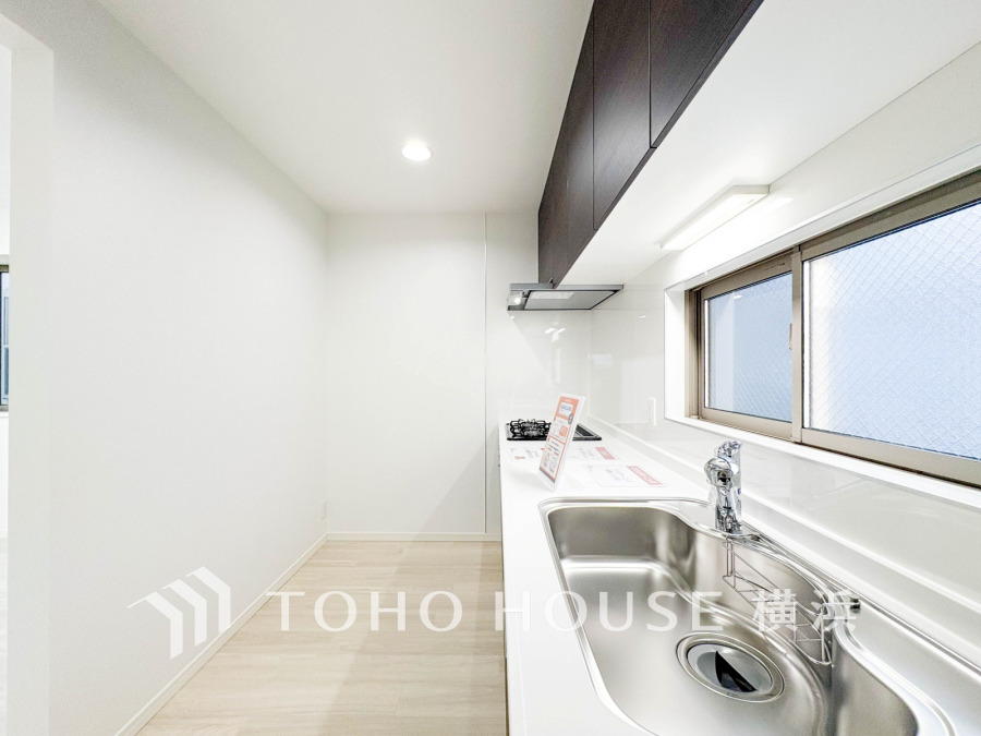 内装の主役でもあり、日常活躍する重要な水回りでもあるからこそ機能性・デザイン性に力を入れております。お手入れのしやすいシステムキッチンを採用しております。