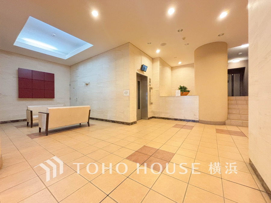 明るく清潔感のあるエントランスホール。ゆったりとしたソファスペースで来訪者も快適にお迎えします。