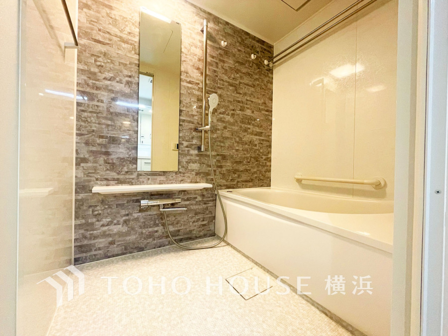 上質が感じられる質感とカラーリングで、清潔な空間美を実現。一日の疲れが癒される優雅なバスタイムを堪能できるゆとりあるバスルームです。