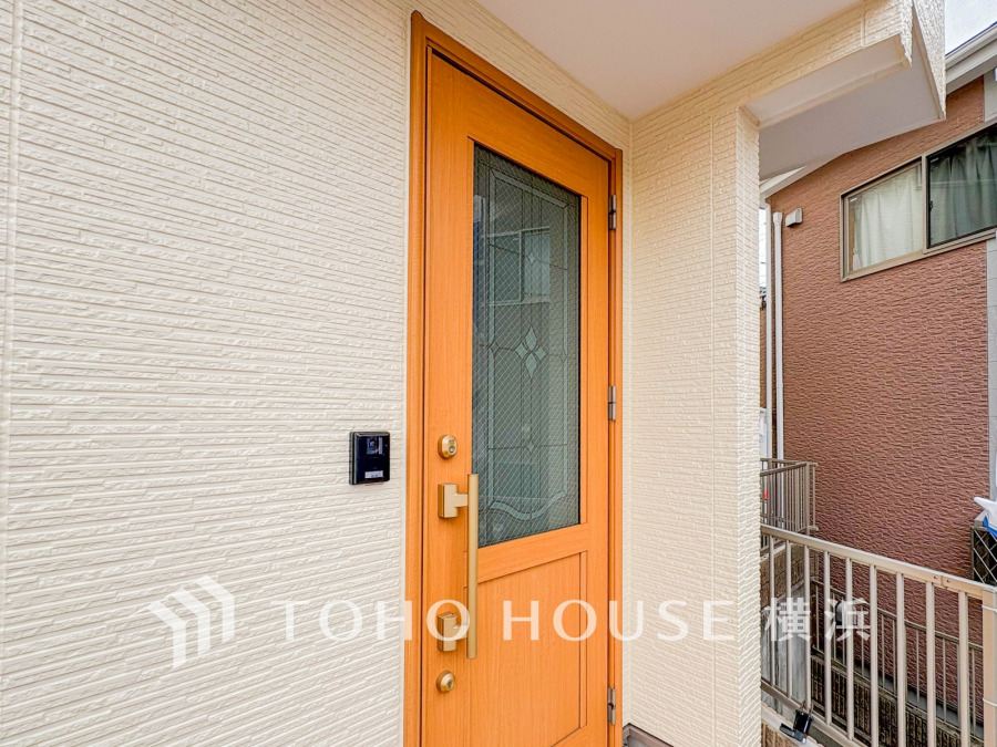 堂々たる趣ながら、主張し過ぎずどこか余裕を感じさせるシャープなフォルムで佇む邸宅は、晴天の空と照らし合わせる事で、本来あるべき完成形の姿を見せてくれます。