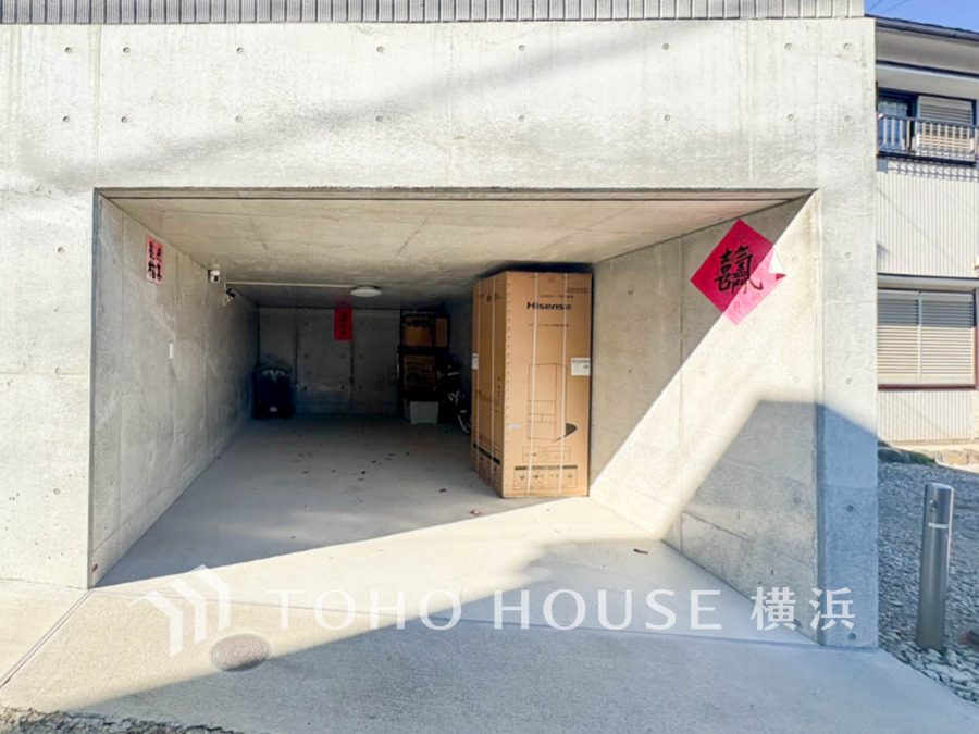 ゆったりとした駐車スペースを確保いたしましたので、大きめのお車でも駐車可能です。自転車やバイクなど、ゆとりのある敷地で置き場所に困ることはないでしょう。