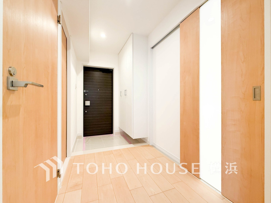 上質感漂う玄関と廊下。居住者の帰り、訪れる方を優しく迎える・安らぎに満ちた生活空間を予感させる。健やかな暮らしを楽しめそう。