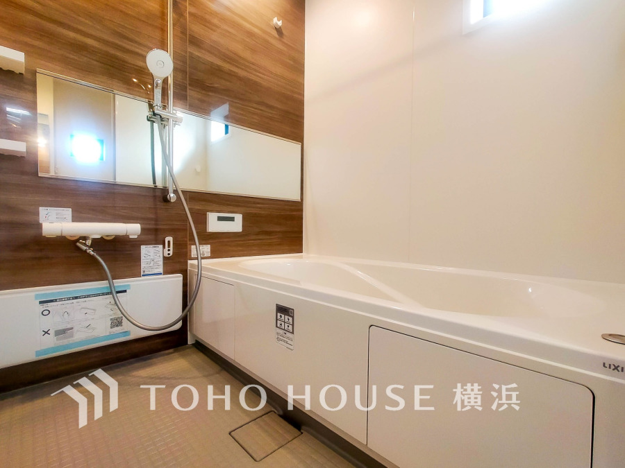 上質が感じられる質感とカラーリングで、清潔な空間美を実現。一日の疲れが癒される優雅なバスタイムを堪能できるゆとりあるバスルームです。