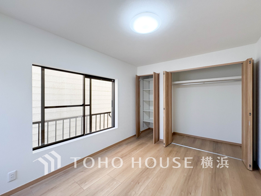 大きな窓からは快適な光を取り入れ、通気性能を上げる事で居心地の良い空間を演出します。多くの時間を過ごす住まいだからこそ、いつも快適な場所であるように心掛けています。