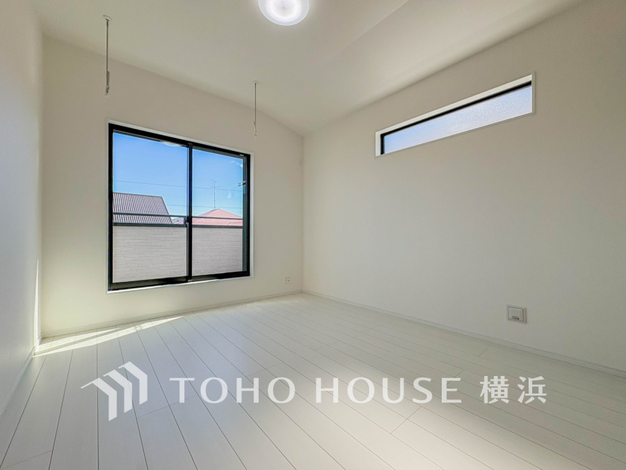 穏やかな風と陽光を導き、プライバシーに配慮された設計プランを採用し、居住性を一段と心地よいものにしています。明るく開放的な空間を演出しております。