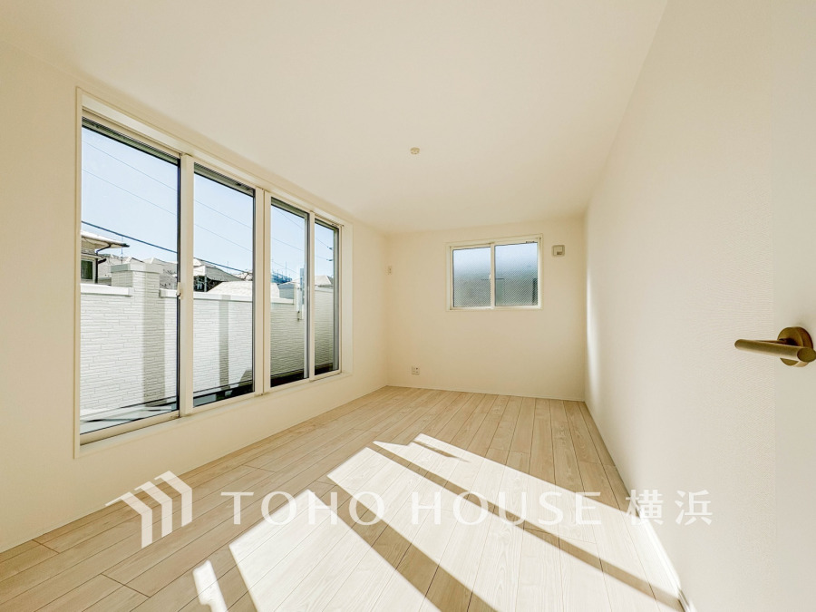 1日の疲れを癒し、心地よく寛げるようゆったりとした広さを確保しています。プライベートタイムをより優雅に穏やかに…。落ち着いた雰囲気を紡ぎます。