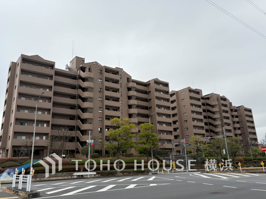 緑豊かな植栽に囲まれた総戸数120戸のビッグコミュニティ。共用部分も充実した安心と快適のお住まいです。