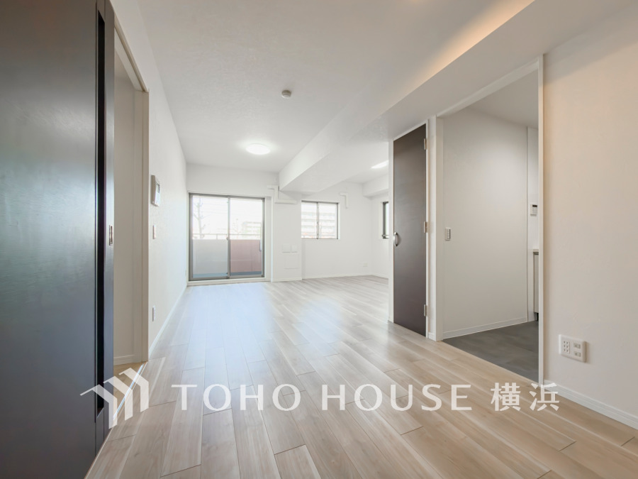 家族と過ごすひと時を溢れる光が優しく包み込むリビングダイニング。家族とともに、心穏やかに過ごすひととき。家族との時間、自分の時間を大切にできる空間がここにあります。