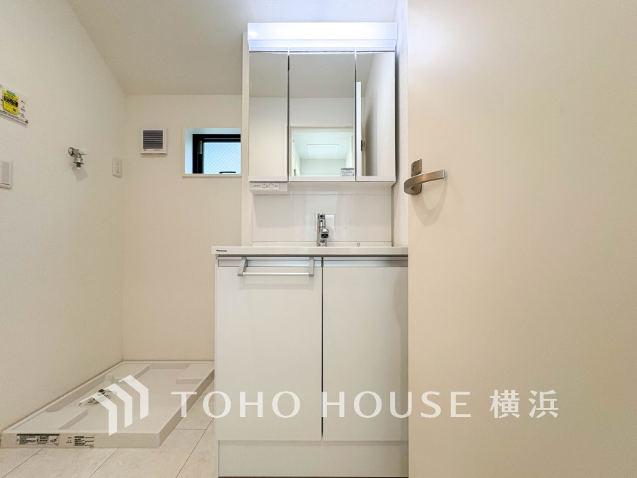十分な大きさの洗面台は、身だしなみチェックや歯磨きなど、朝の慌ただしい時間でも余裕とゆとりを感じて頂けます。