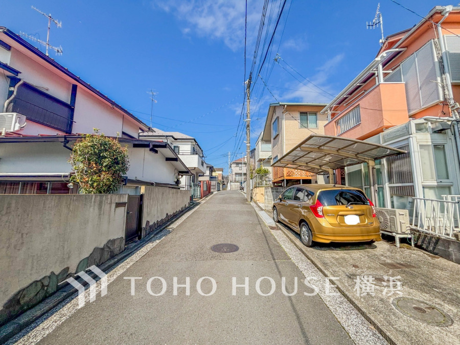 閑静な住宅街の一角に位置し、日当たり良好で落ち着いた雰囲気の住環境が魅力です。