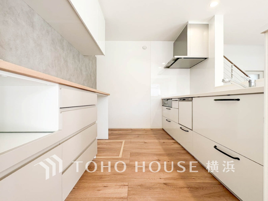 家事動線やリビングとのつながりに配慮し、食事の準備や片付けなどの家事を楽しくするキッチンスペースに仕上げました。毎日使う場所だから気持よく使えて、居心地の良い空間に。