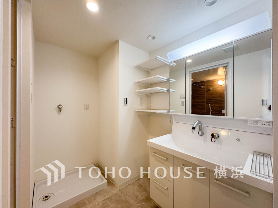 新規交換された洗面化粧台は美しく使いやすい機能が備えられています。