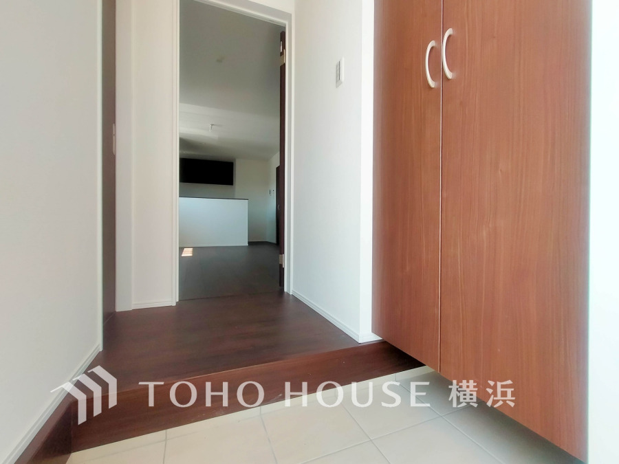 清潔感溢れる玄関がお出迎えする本邸宅の物語は、ここから始まる日常を期待させます。この場所には「希望」と「優越」で包み込んでくれる「特別」な空間があります。