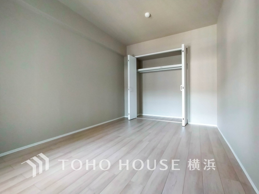 シンプルな内装と明るい空間で、自分らしい空間づくりを思い切り楽しめそうです。穏やかな陽射しが、ゆったりとした寛ぎの時間を包みます。