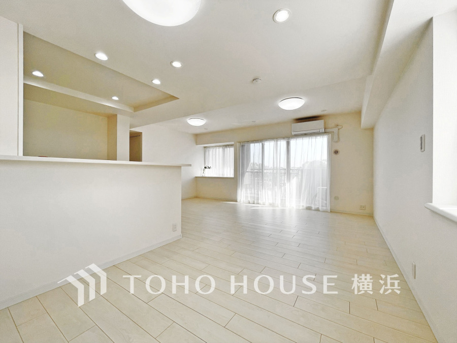 和やかで洗練された空間の演出。寛ぎとコミュニケーションを育む居心地のよい場所。やわらかな陽射しが降り注ぎ、室内に開放感と爽快感をもたらします。